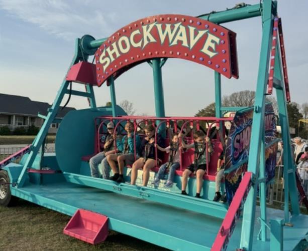 Shockwave carnival ride with swinging motion for outdoor events