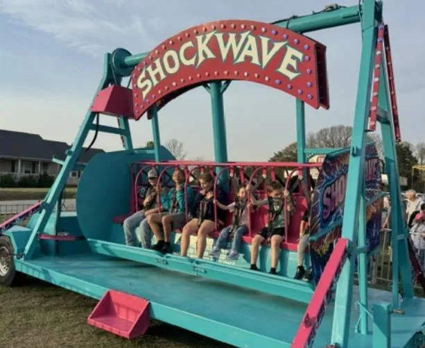 Shockwave carnival ride with swinging motion for outdoor events